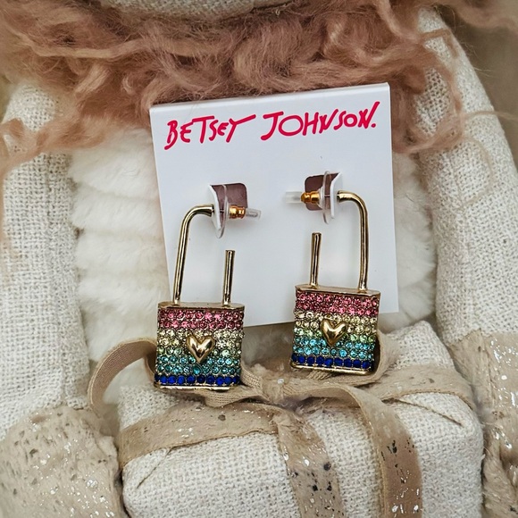 🎉LAST PIECE 🎉Betsey Johnson All You Need Is Love Padlock Earrings - Picture 5 of 6